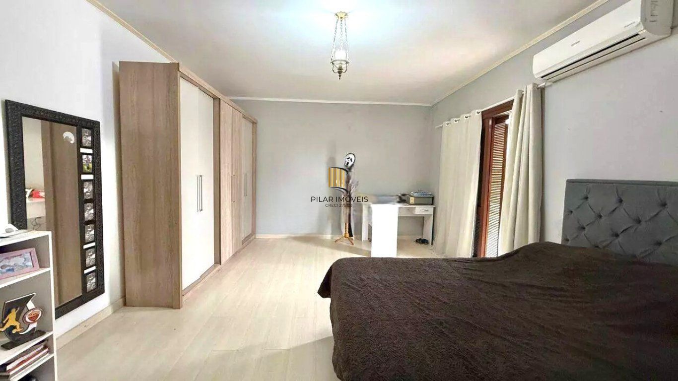 Casa de 3 dormitórios e  com 3 vagas de garagem no bairro City em Cachoeirinha.