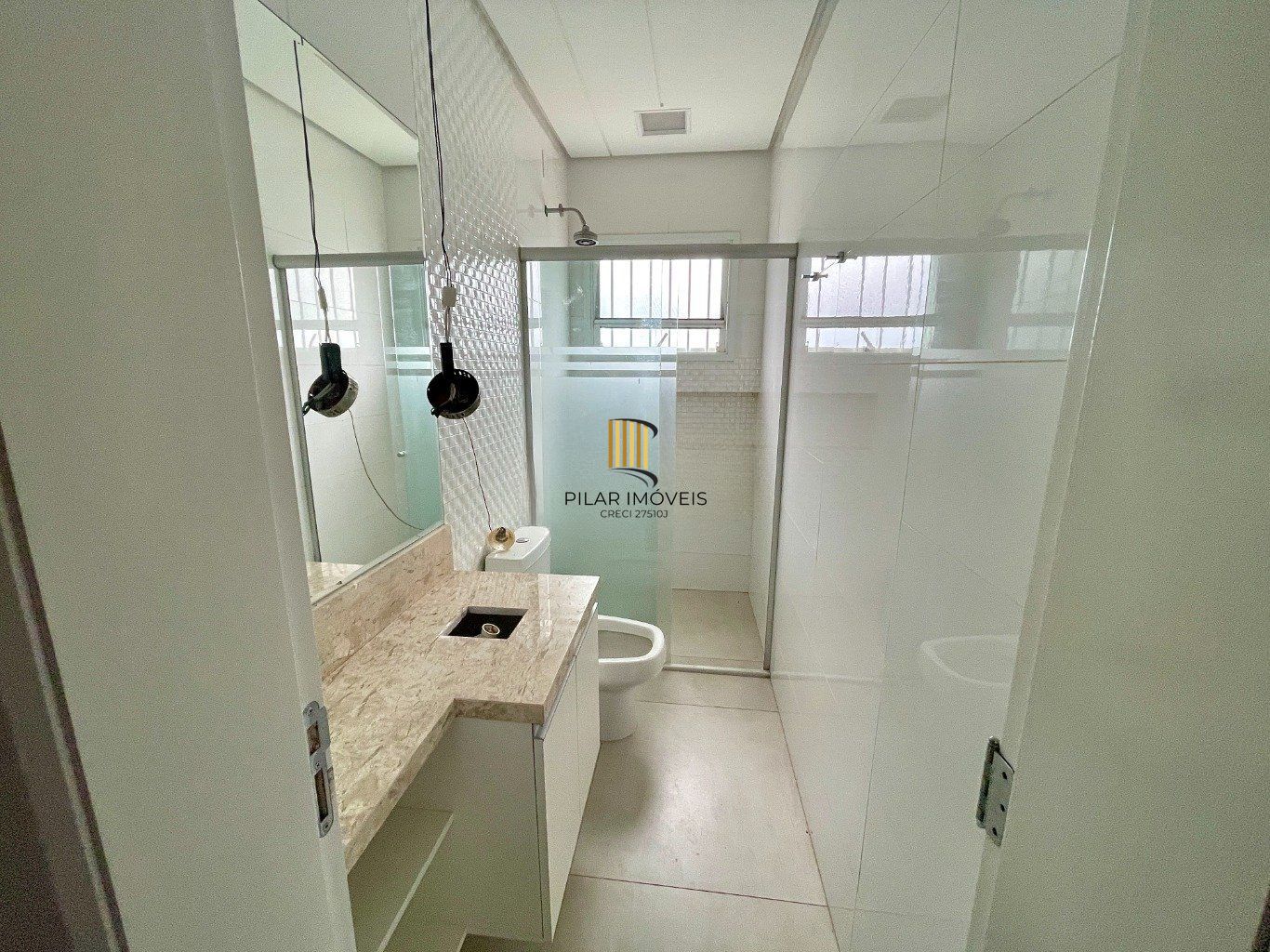 Casa  de 4 Dormitórios e 3 vagas de garagem em Canoas.