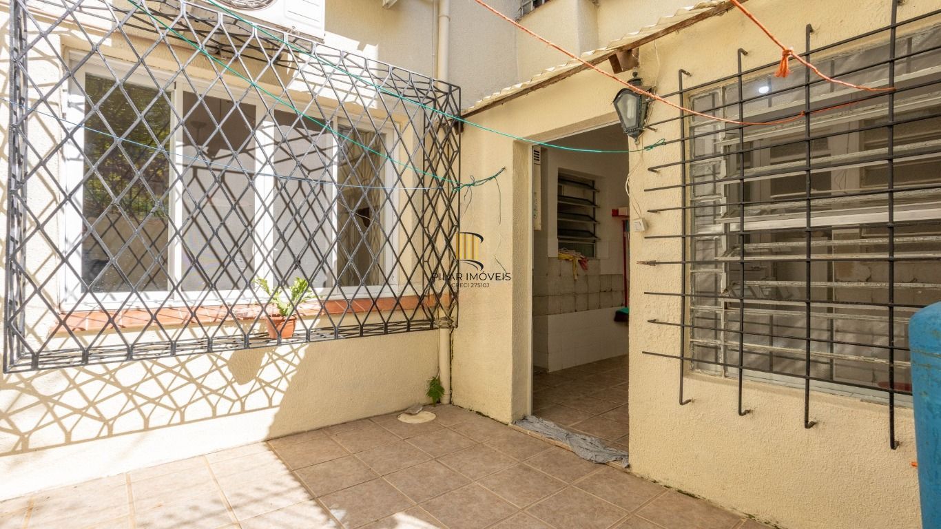 Apartamento térreo com pátio à venda no Bom Fim – 2 dormitórios e dependência