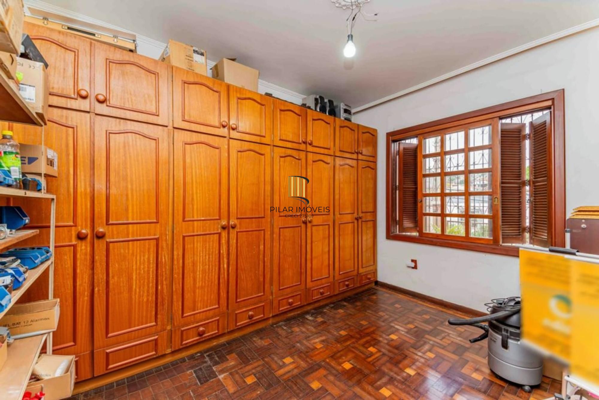 Casa de 3 quartos, churrasqueira, terraço, 2 vagas no bairro Glória.