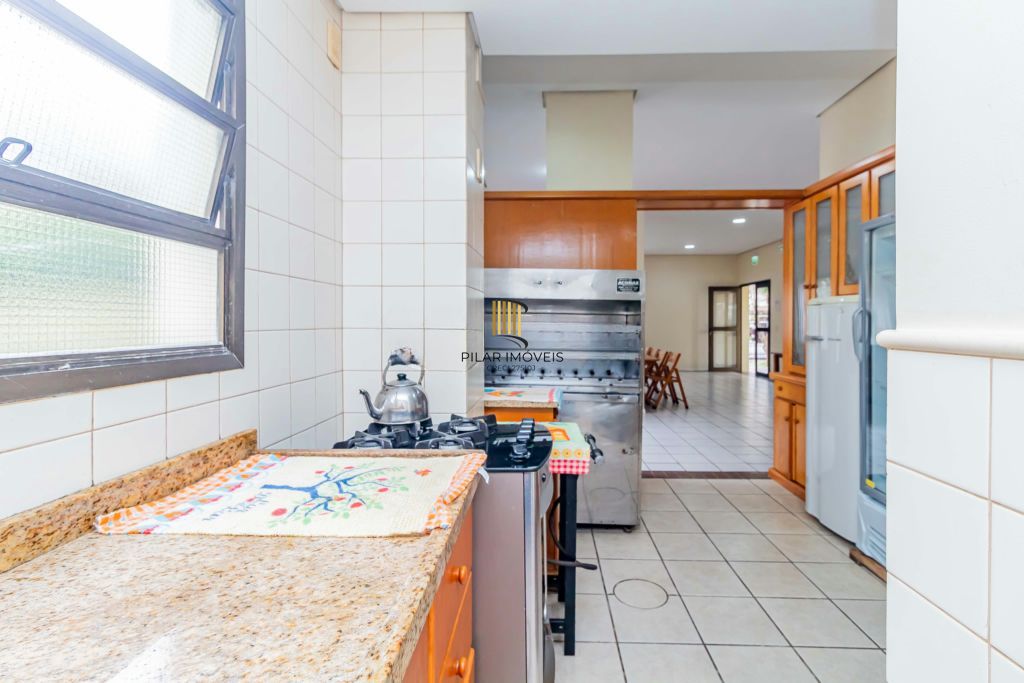 Apartamento com 3 quartos, vaga e elevador no Bairro Menino Deus