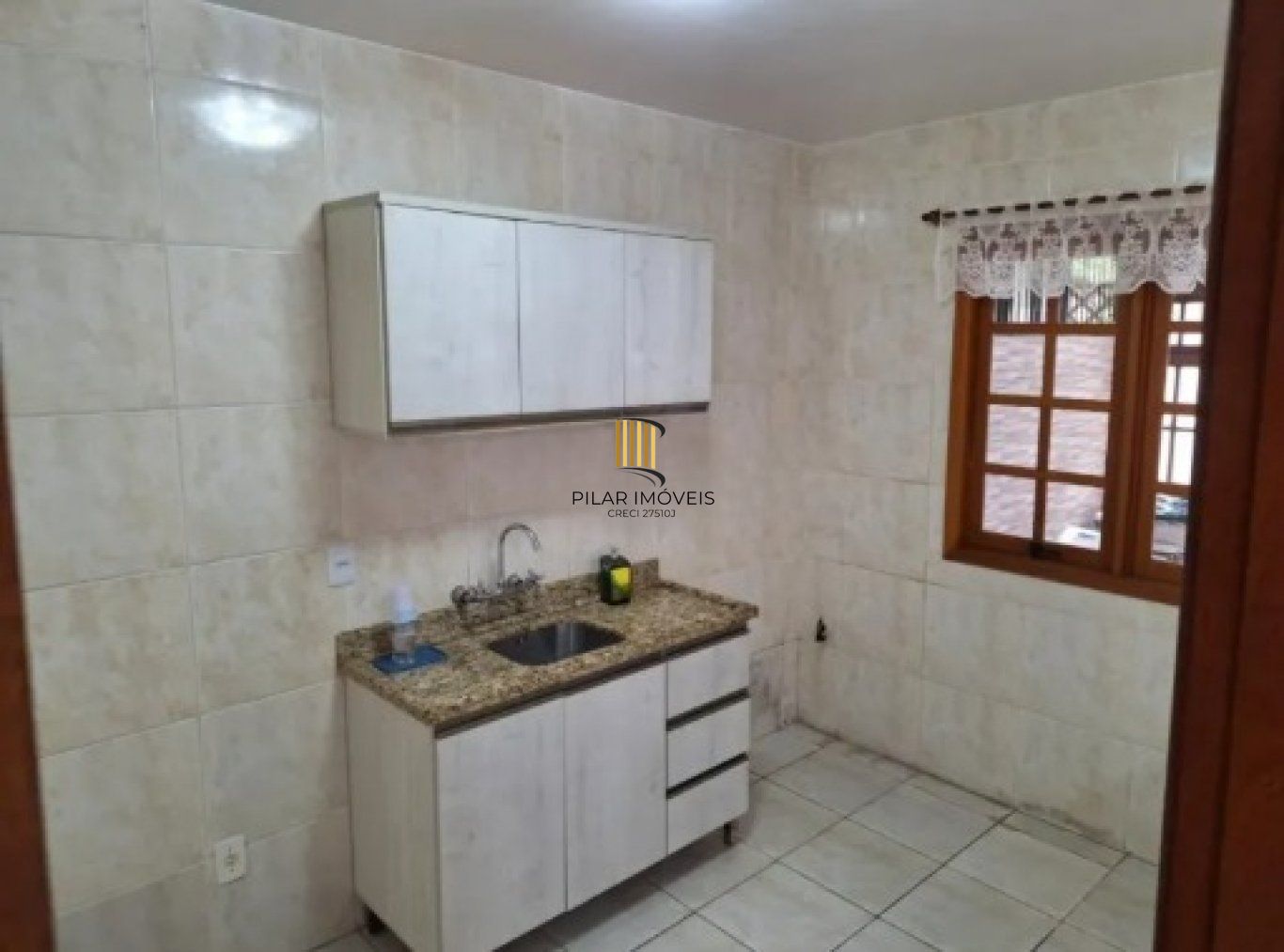 Casa semi mobiliada de 3 quartos, suíte, pátio, 2 vagas no bairro Serraria