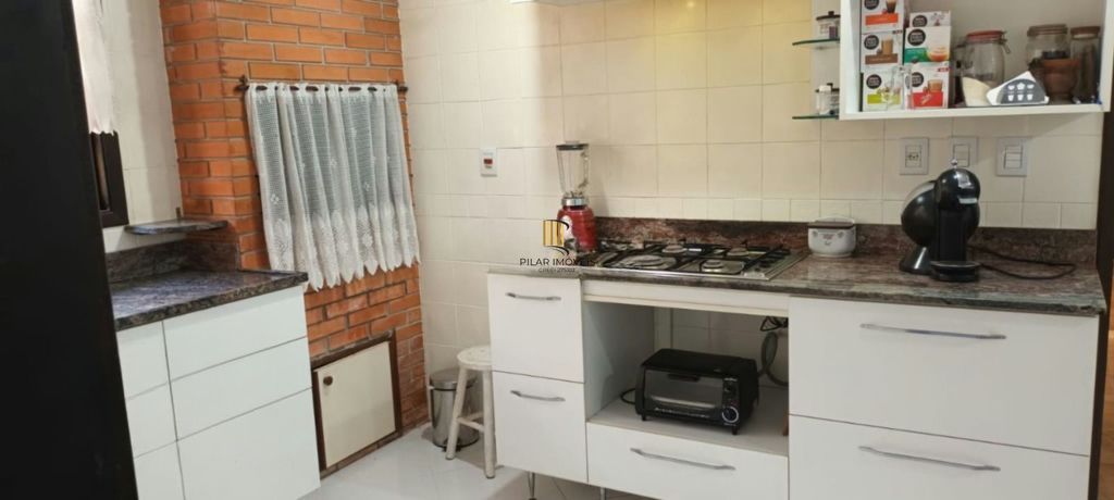 Casa com 3 quartos, 3 banheiros, churrasqueira no bairro Jardim São Pedro.