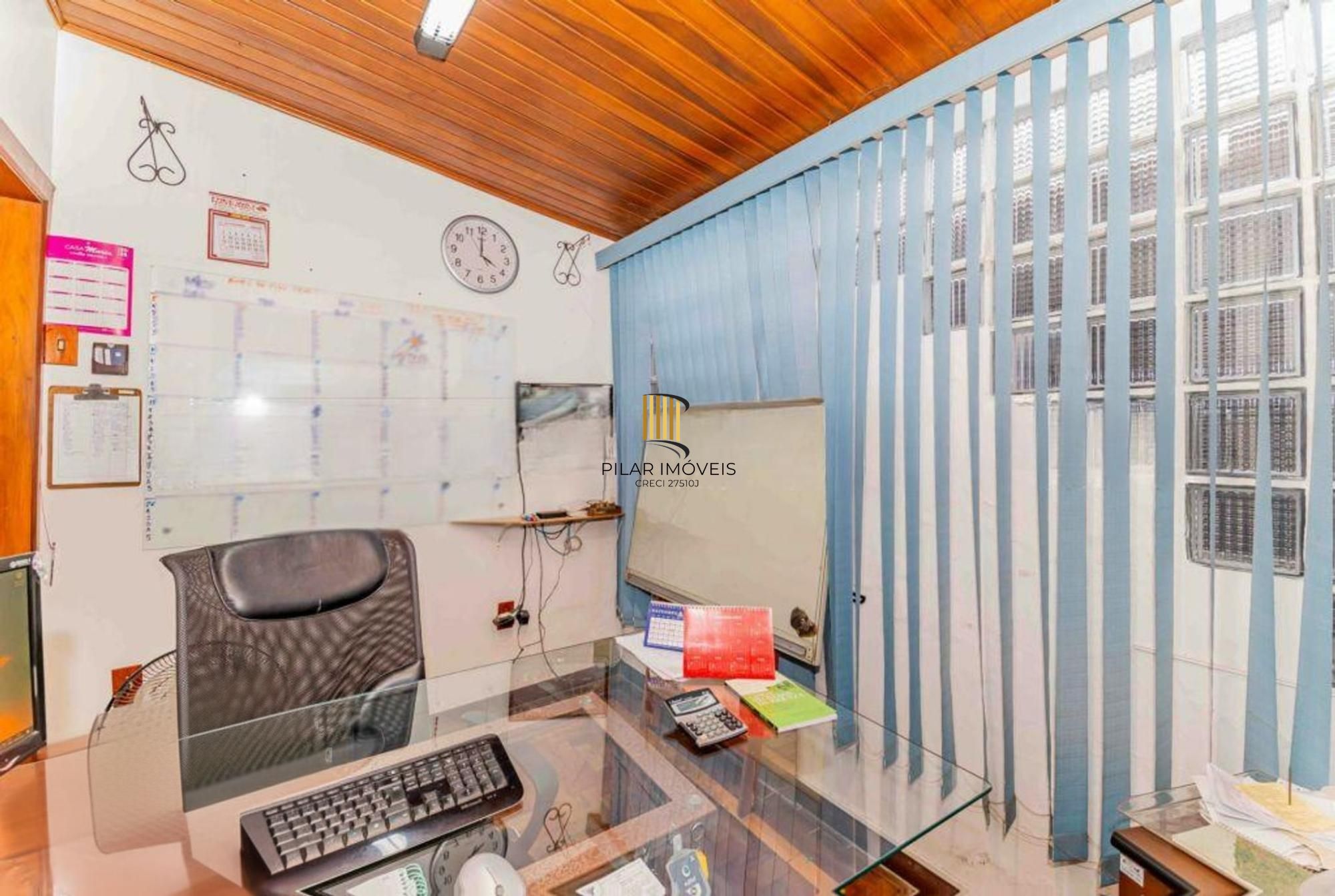 Casa de 3 quartos, churrasqueira, terraço, 2 vagas no bairro Glória.