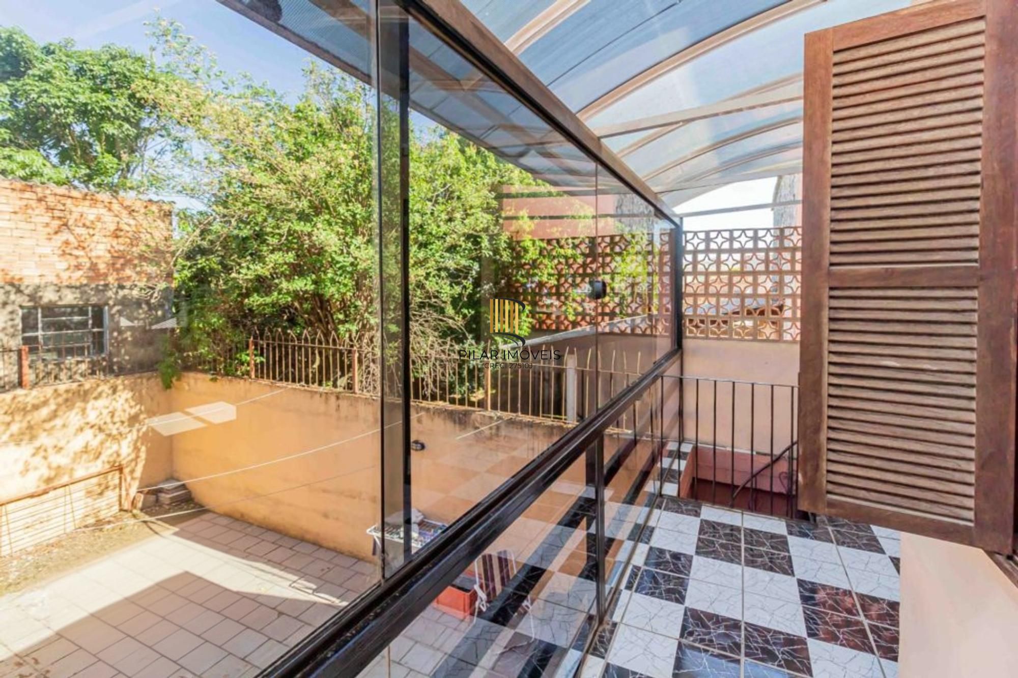 Casa com varanda fechada, 3 quartos, 2 vagas no bairro Farroupilha