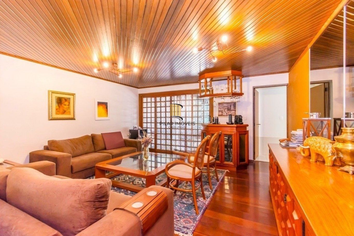 Casa com 4 dormitórios, 1 suíte, 4 vagas, piscina no bairro Três Figueiras.