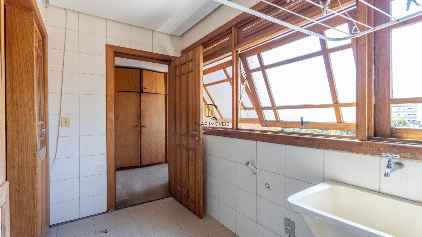 Apartamento 3 Dormitórios, 1 súite, elevador, 2 vagas no Petrópolis.