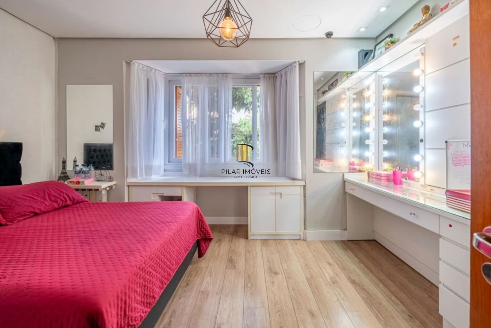 Casa em condomínio de 3 dormitórios no bairro Ipanema Porto Alegre.