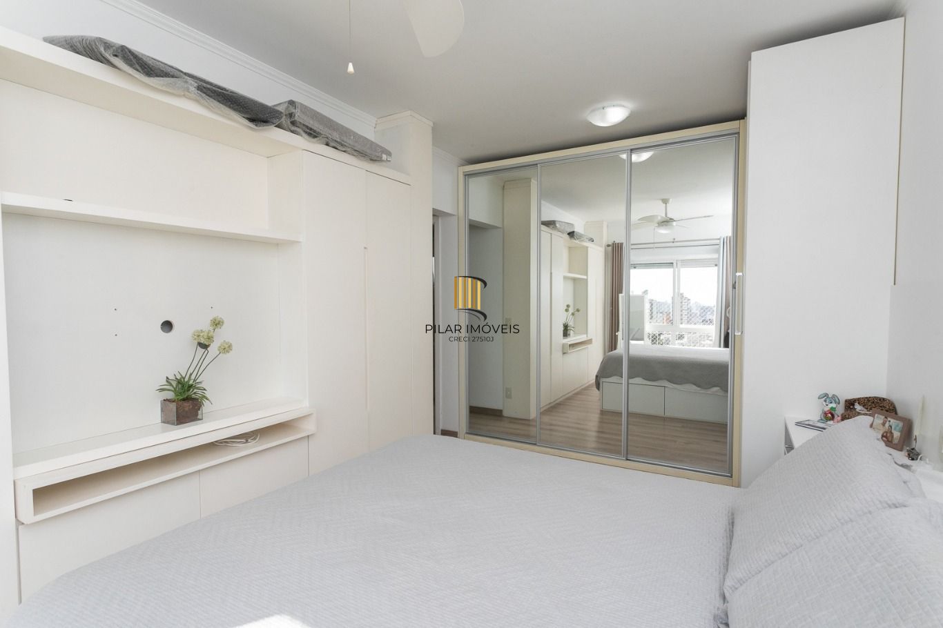 Apartamento com 3 quartos(1 suíte) e 2 vagas de garagem no Bairro Petrópolis