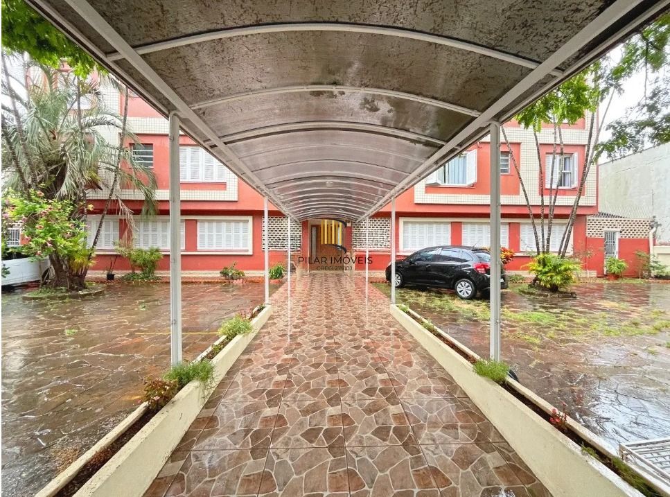 Apartamento térreo com 2 dormitórios no Bairro Menino Deus