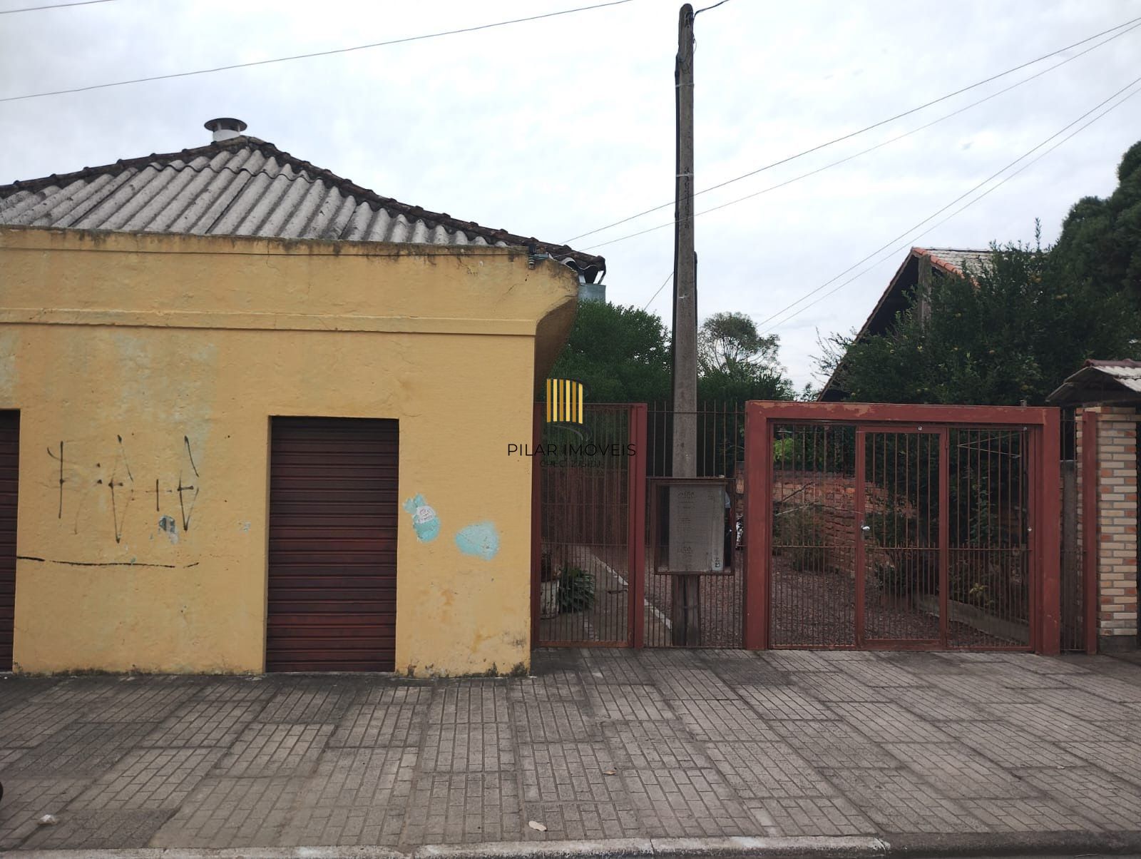 Imóvel com 2 moradias e ponto comercial em Alvorada