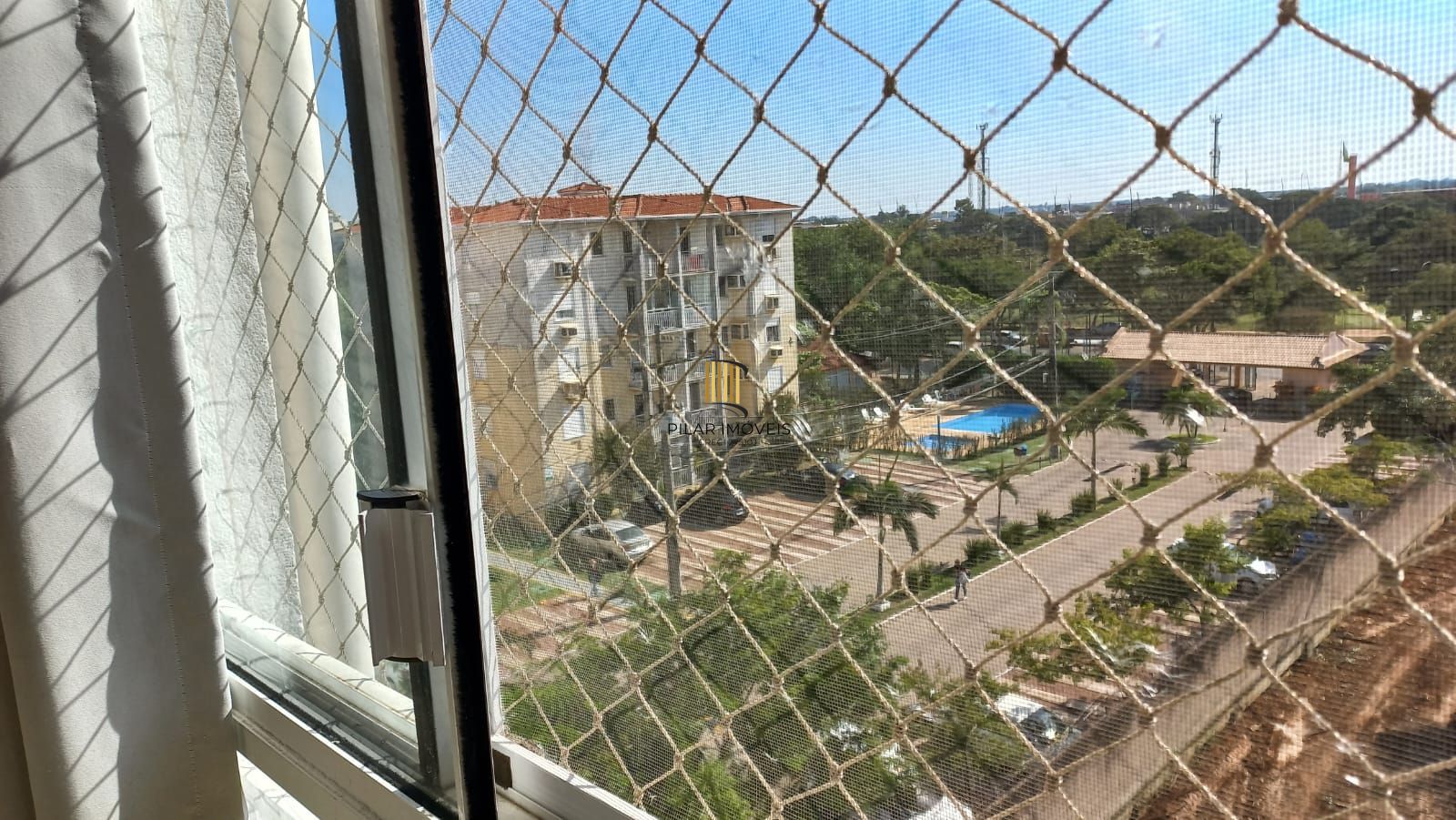 Apartamento com sacada, todo mobiliado de 3 dormitórios com suíte e 2 vagas de garagem.
