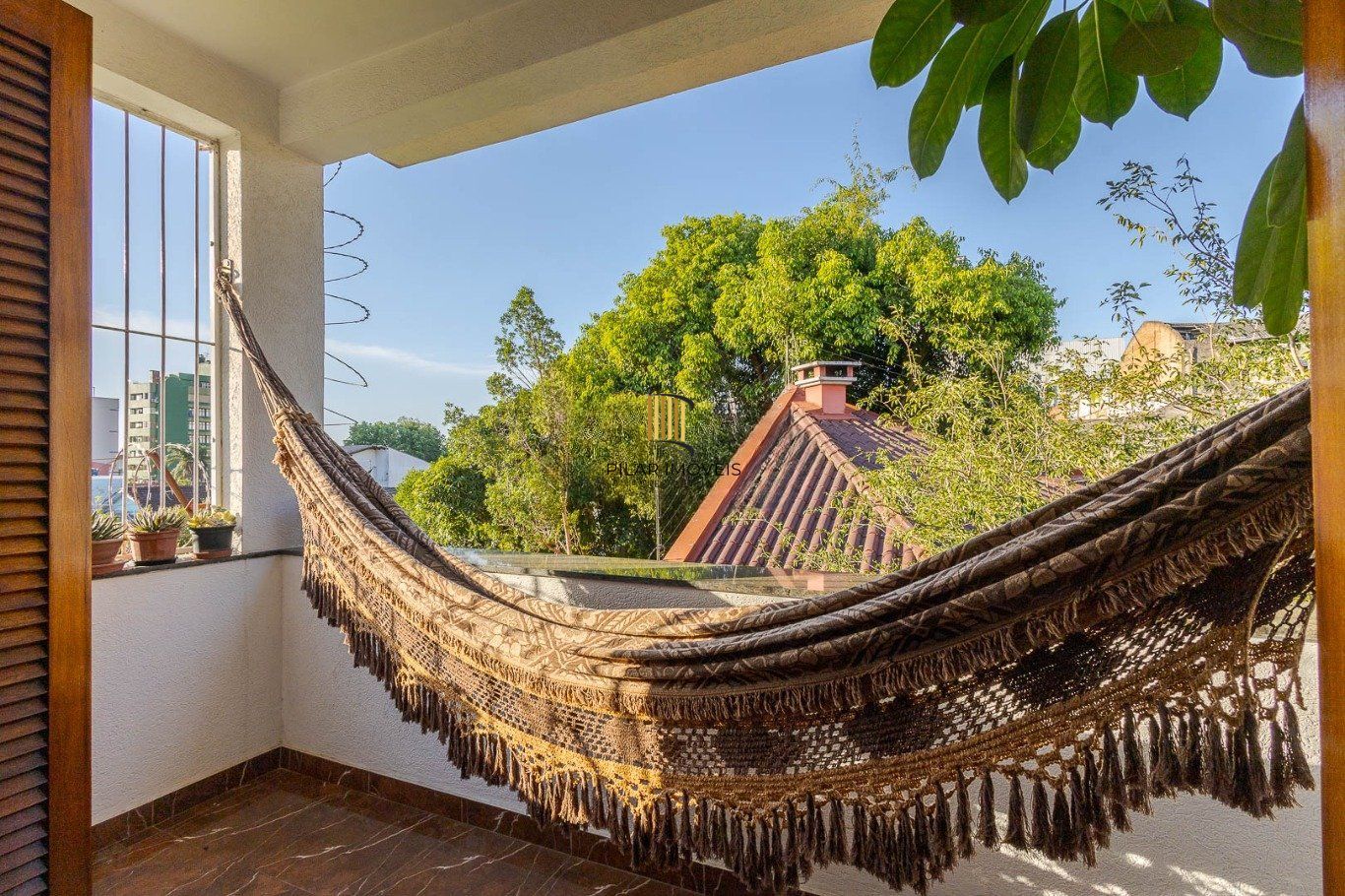 Casa de 297m² no centro de canoas, com 3 quartos, 1 suíte e 3 vagas de garagem.