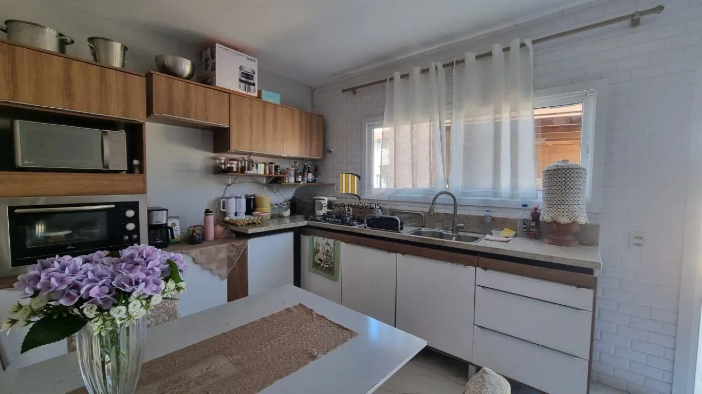 Casa de 2 dormitórios e 6 vagas de garagem em Canoas.