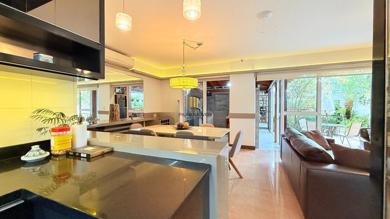 Casa em condomínio fechado com 4 dormitórios bairro Agronomia.