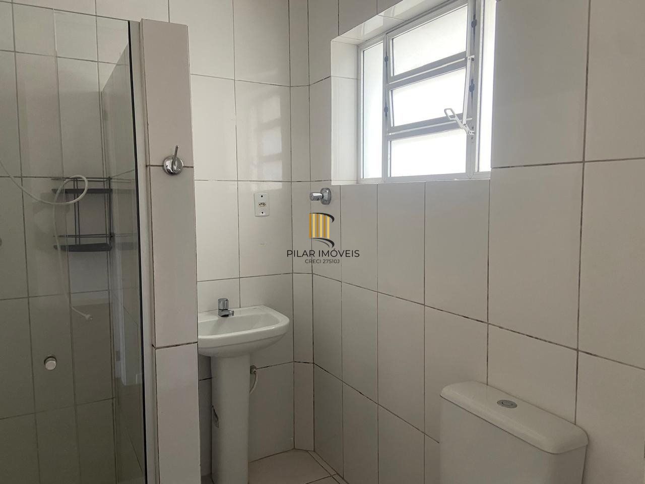Apartamento com 2 quartos, portaria 24 horas no bairro Menino Deus.