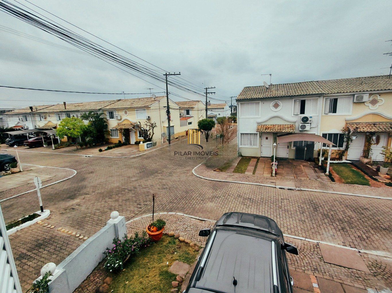 Casa em condomínio com 2 dormitórios e 2 garagem em Branco em Canoas.