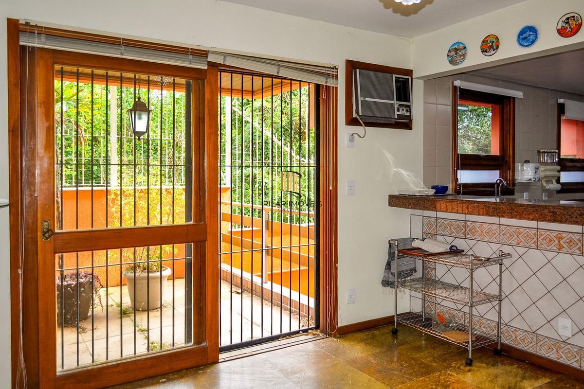 Ótima Casa condomínio pronta para morar, semi mobiliada, Bairro Menino Deus