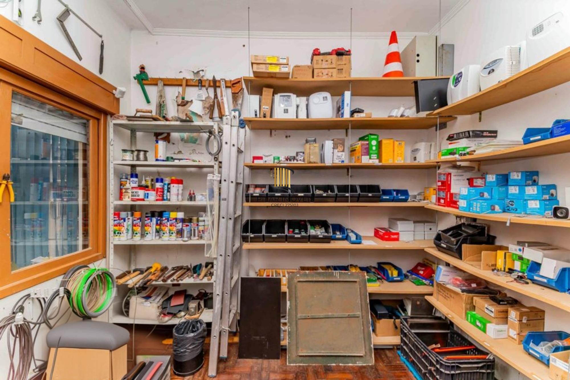 Casa de 3 quartos, churrasqueira, terraço, 2 vagas no bairro Glória.