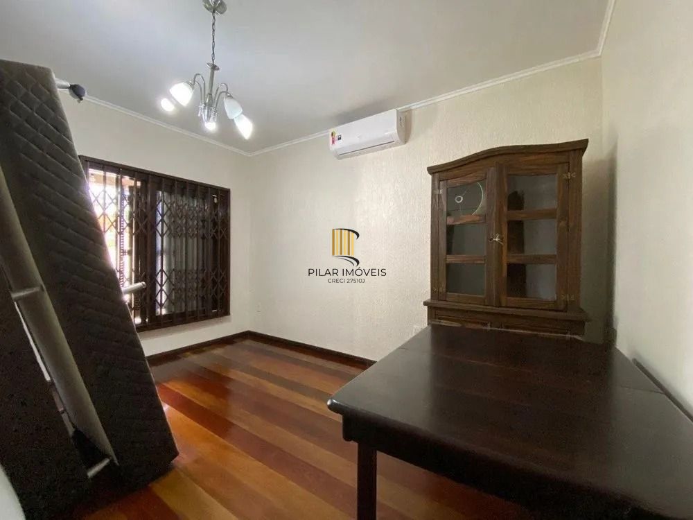 Casa de 330m² com 2 Quartos, piscina e 4 vagas de garagem em Canoas.