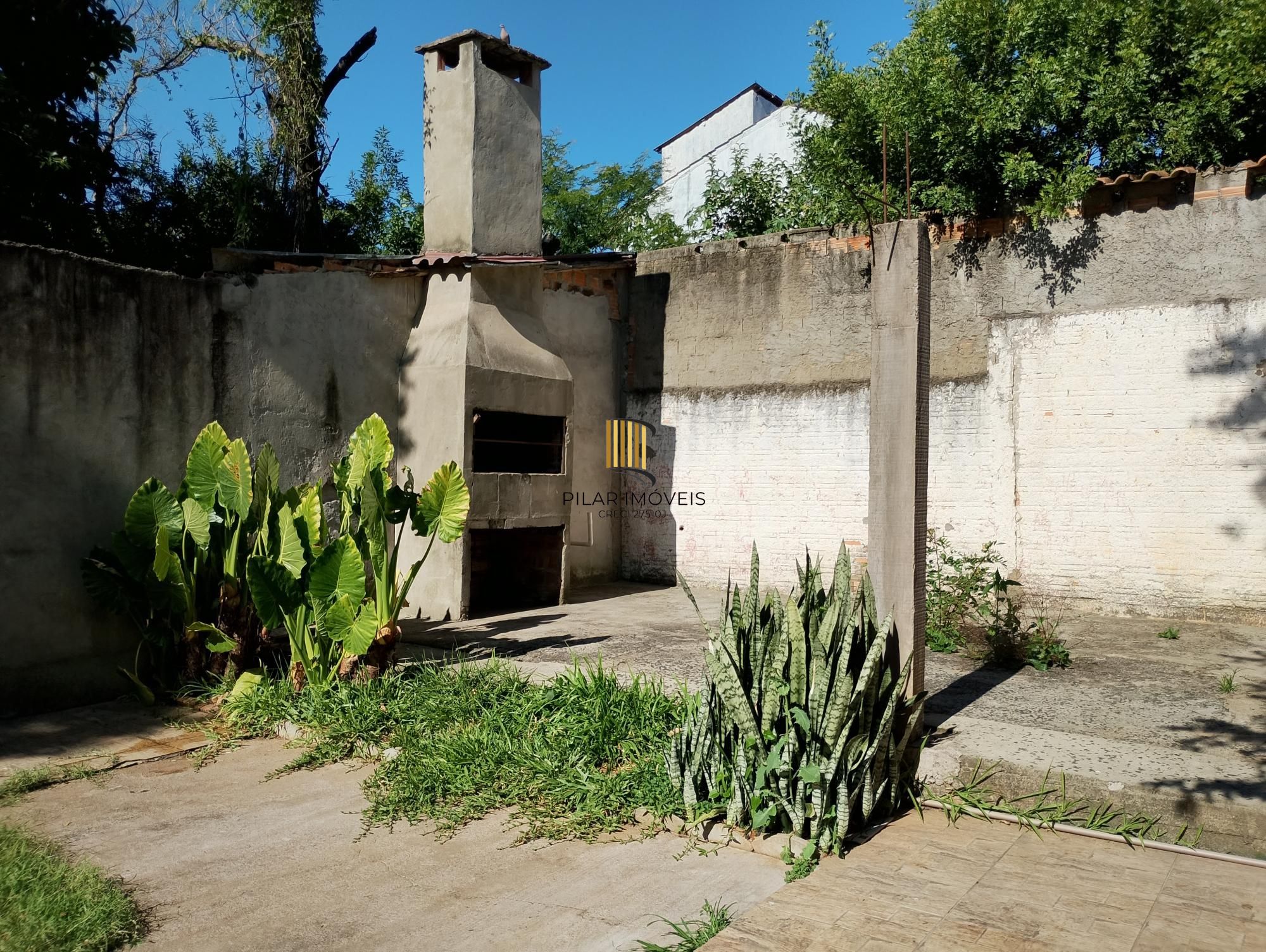 Casa com 3 quartos, 4 vagas de garagem e com pátio no bairro Parque Santa Fé