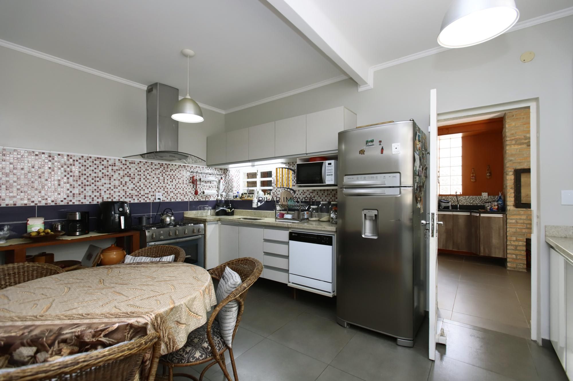 Casa de 4 quartos, 3 banheiros, 3 vagas no bairro Rio Branco