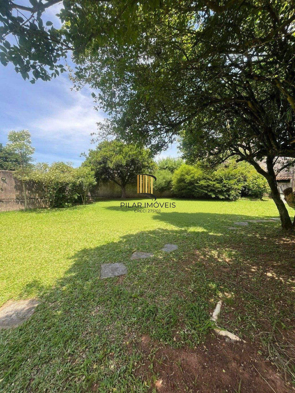 Casa de 3 dormitórios e 4 vagas de garagem em Cachoeirinha.