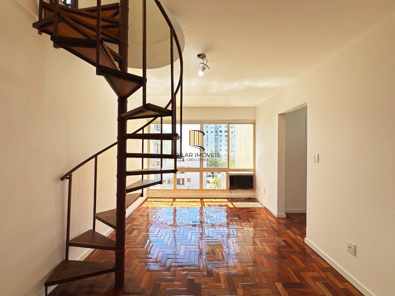 Cobertura com 2 quartos, vaga, elevador e churrasqueira  no bairro Cristal.