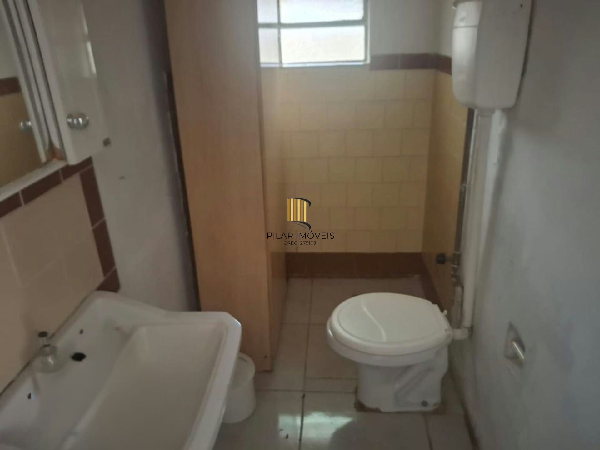 Casa 2 dormitórios com pátio e 3 vagas no Camaquã