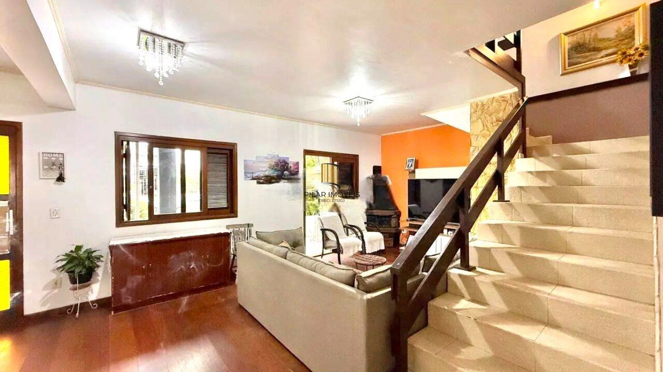 Casa de 3 dormitórios e  com 3 vagas de garagem no bairro City em Cachoeirinha.