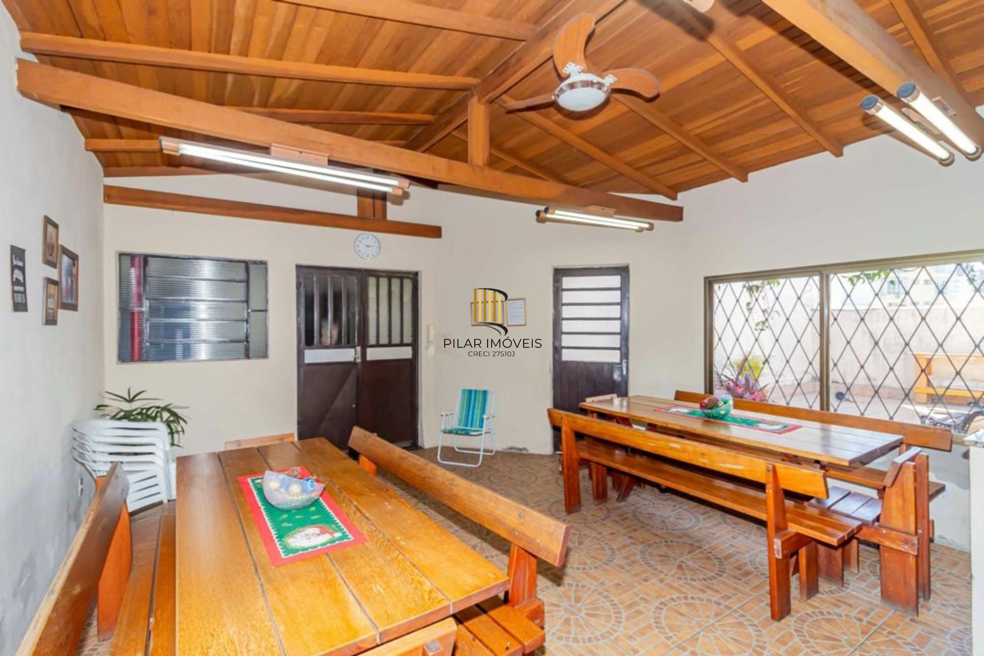 Apartamento com 2 quartos, elevador semi mobiliado no bairro Floresta.