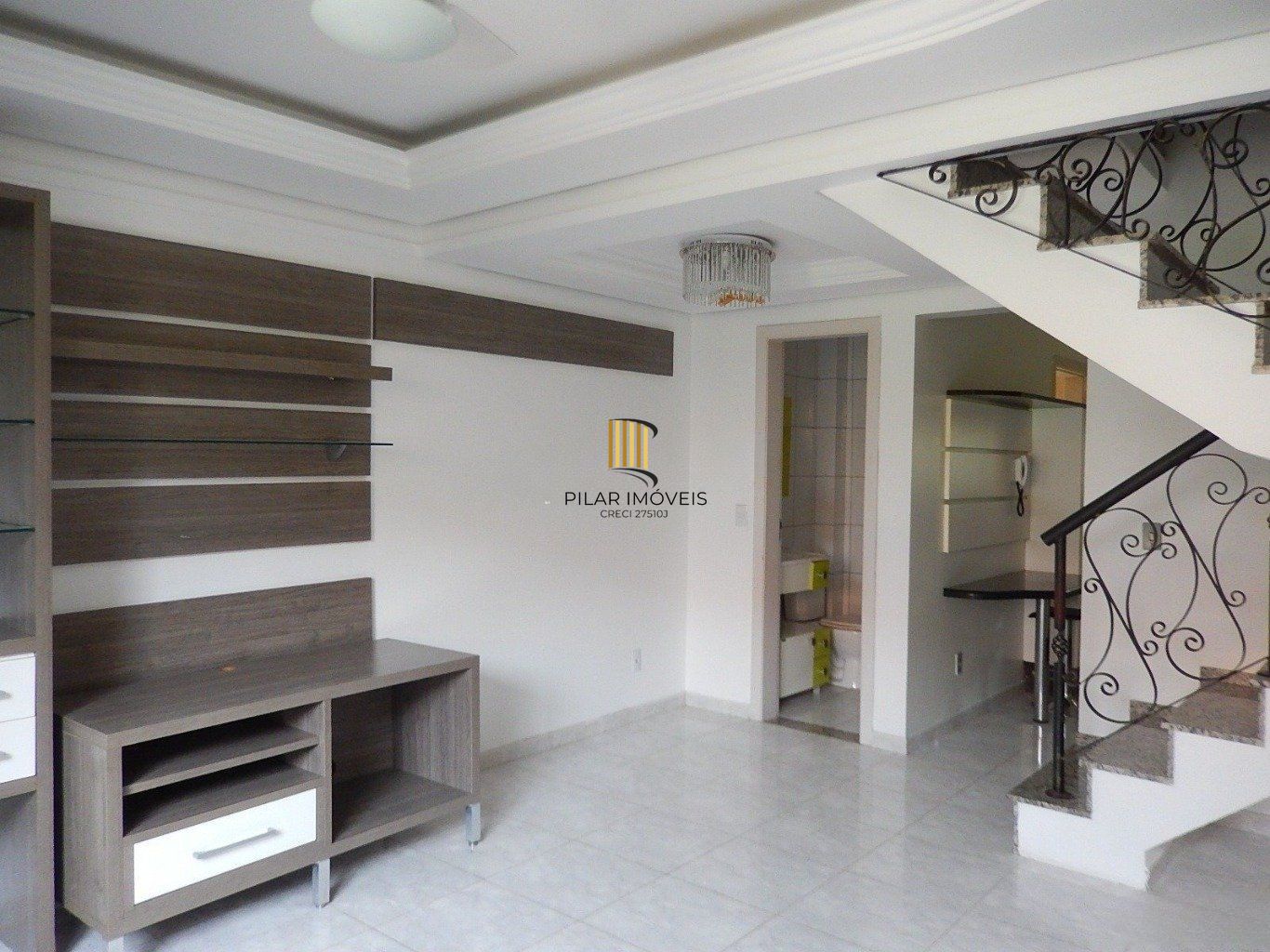 Casa em condomínio com 2 dormitórios, escada e 1 vaga de garagem.