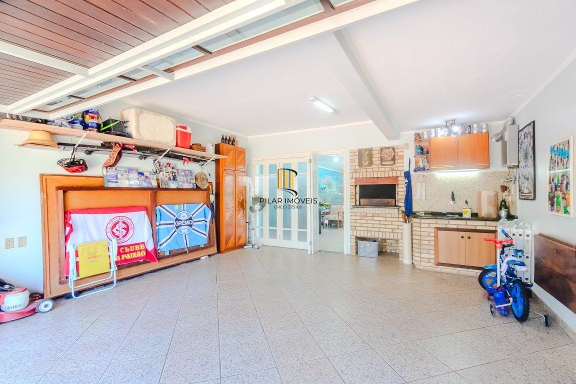 Casa de 4 dormitórios, sendo 1 suíte e 4 vagas de garagem em Canoas.