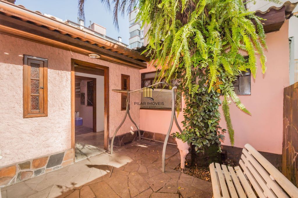 Casa com 4 Dorms e Terreno Amplo – bairro São João, 400m²