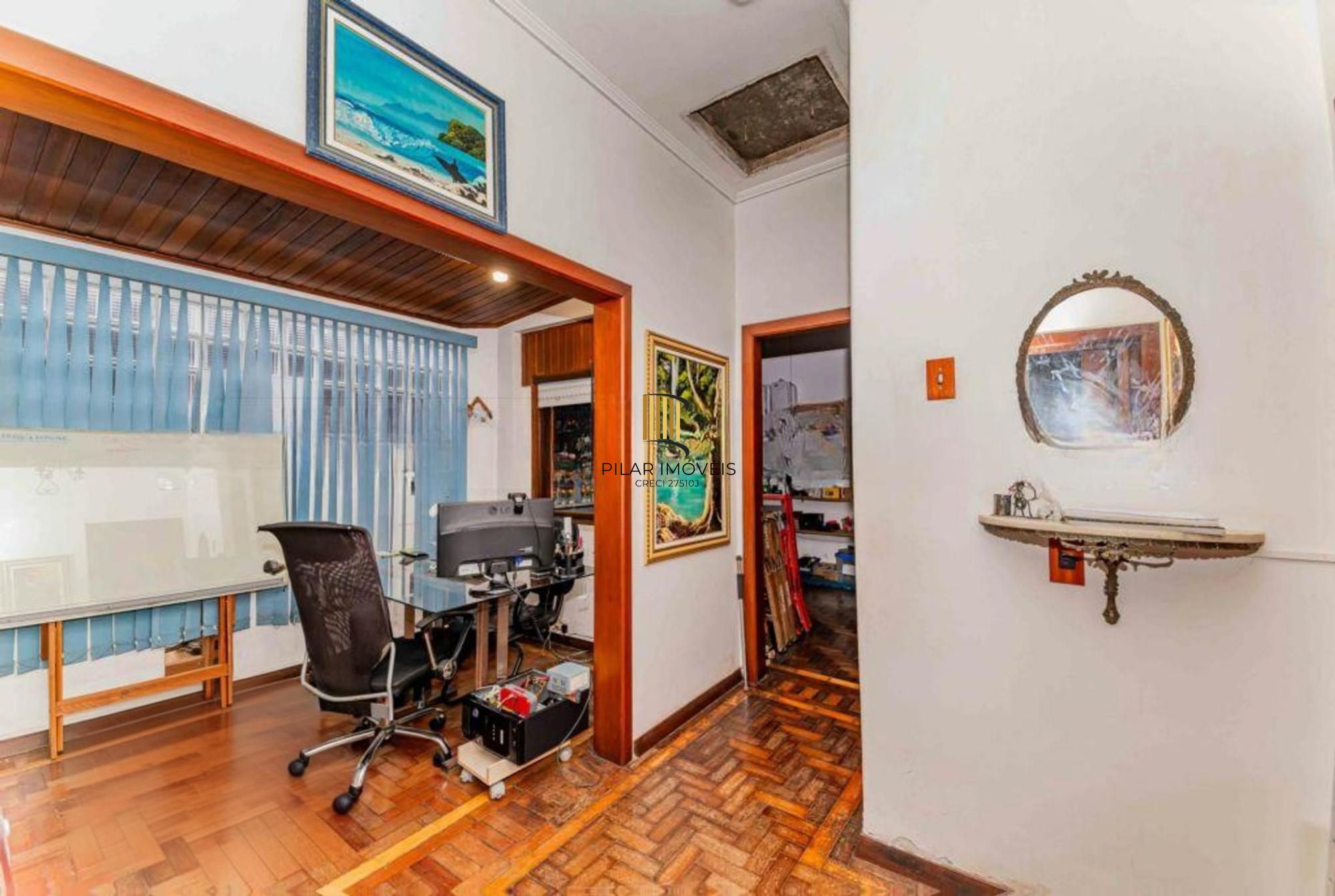 Casa de 3 quartos, churrasqueira, terraço, 2 vagas no bairro Glória.