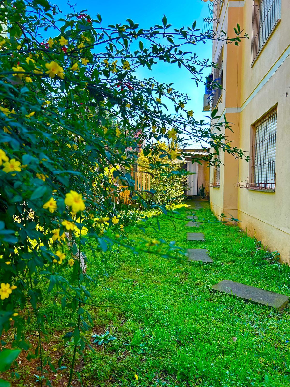 Apartamento térreo com 2 quartos e vaga de garagem no bairro Parque Dos Maias