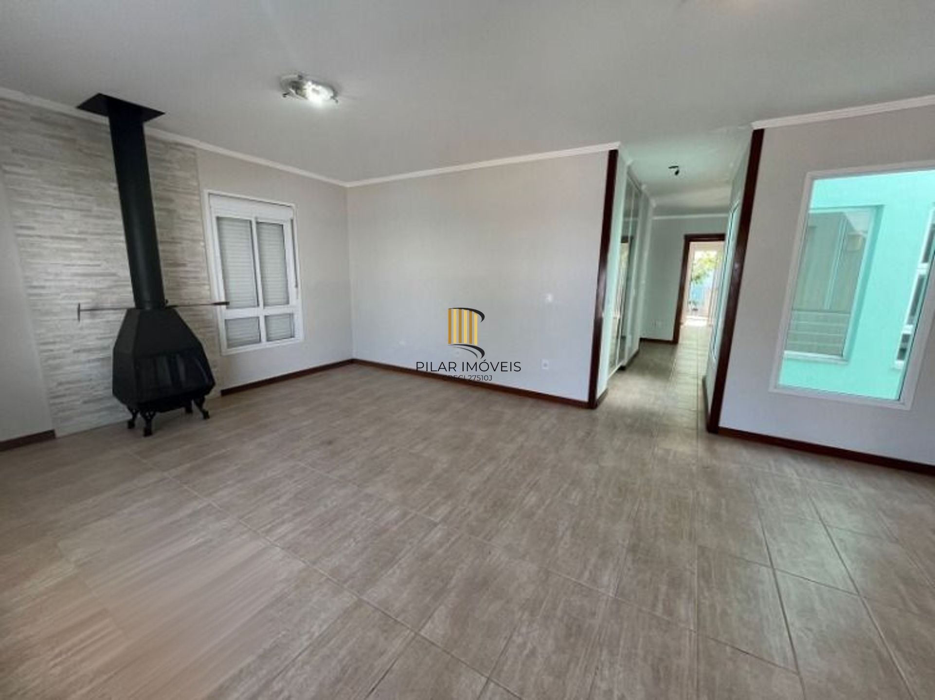 Casa de 2 dormitórios e 2 vagas de garagem em Canoas.