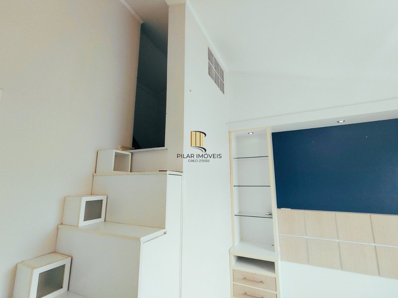 Casa em condomínio com 2 dormitórios e 2 garagem em Branco em Canoas.