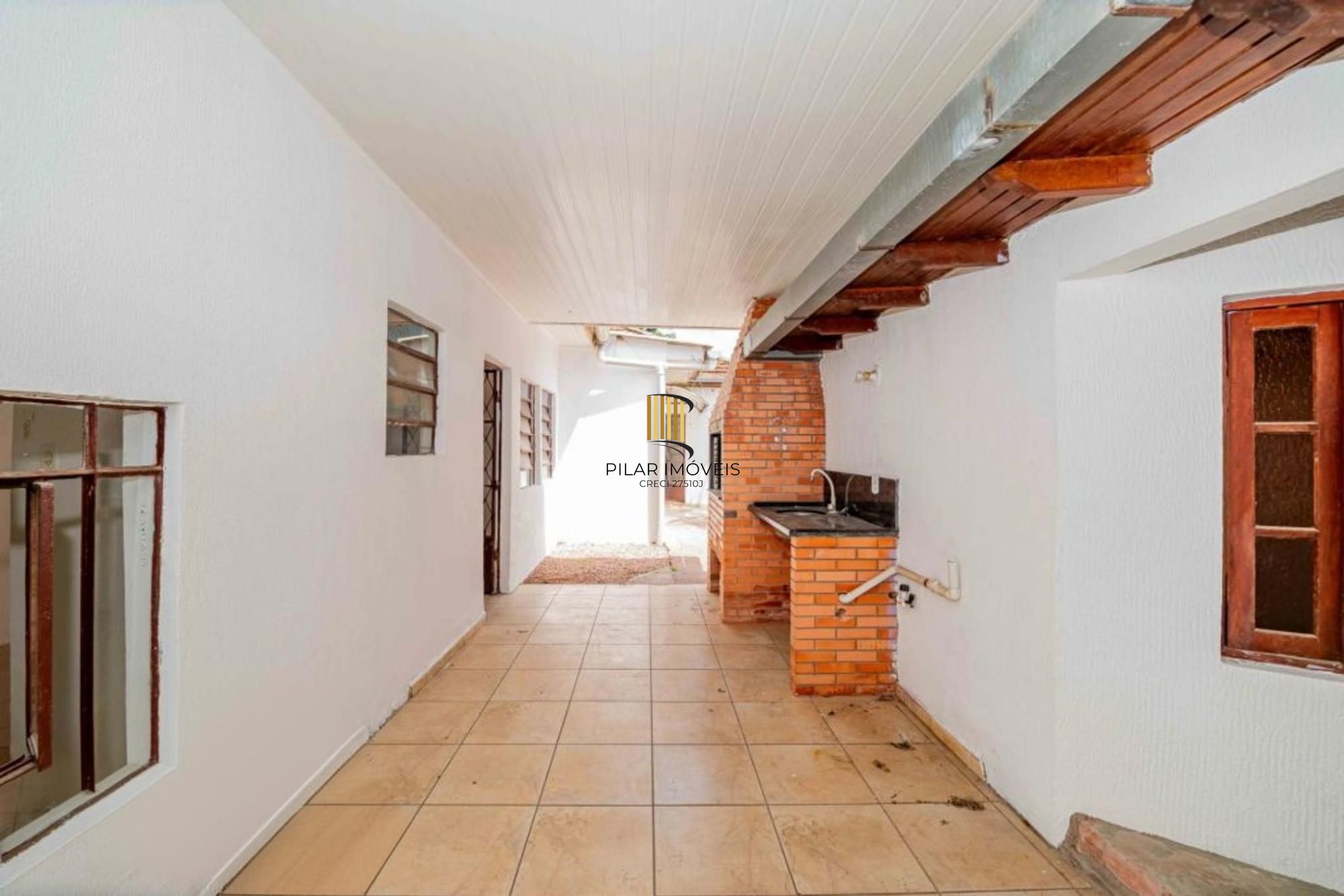 Casa de 2 dormitórios, churrasqueira, pátio, 4 vagas no bairro Ipanema