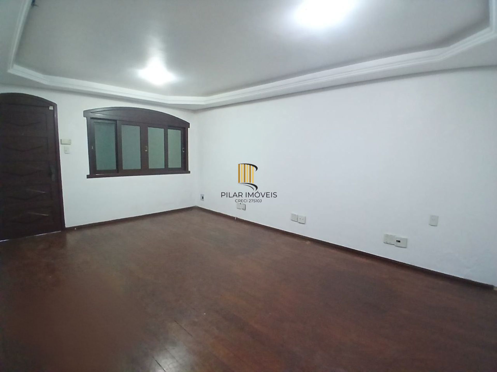 Casa de 3 dormitórios, piscina e 4 vagas de garagem em Canoas.