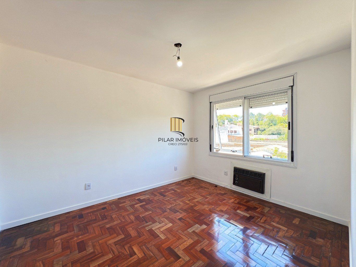 Cobertura com 2 quartos, vaga, elevador e churrasqueira  no bairro Cristal.