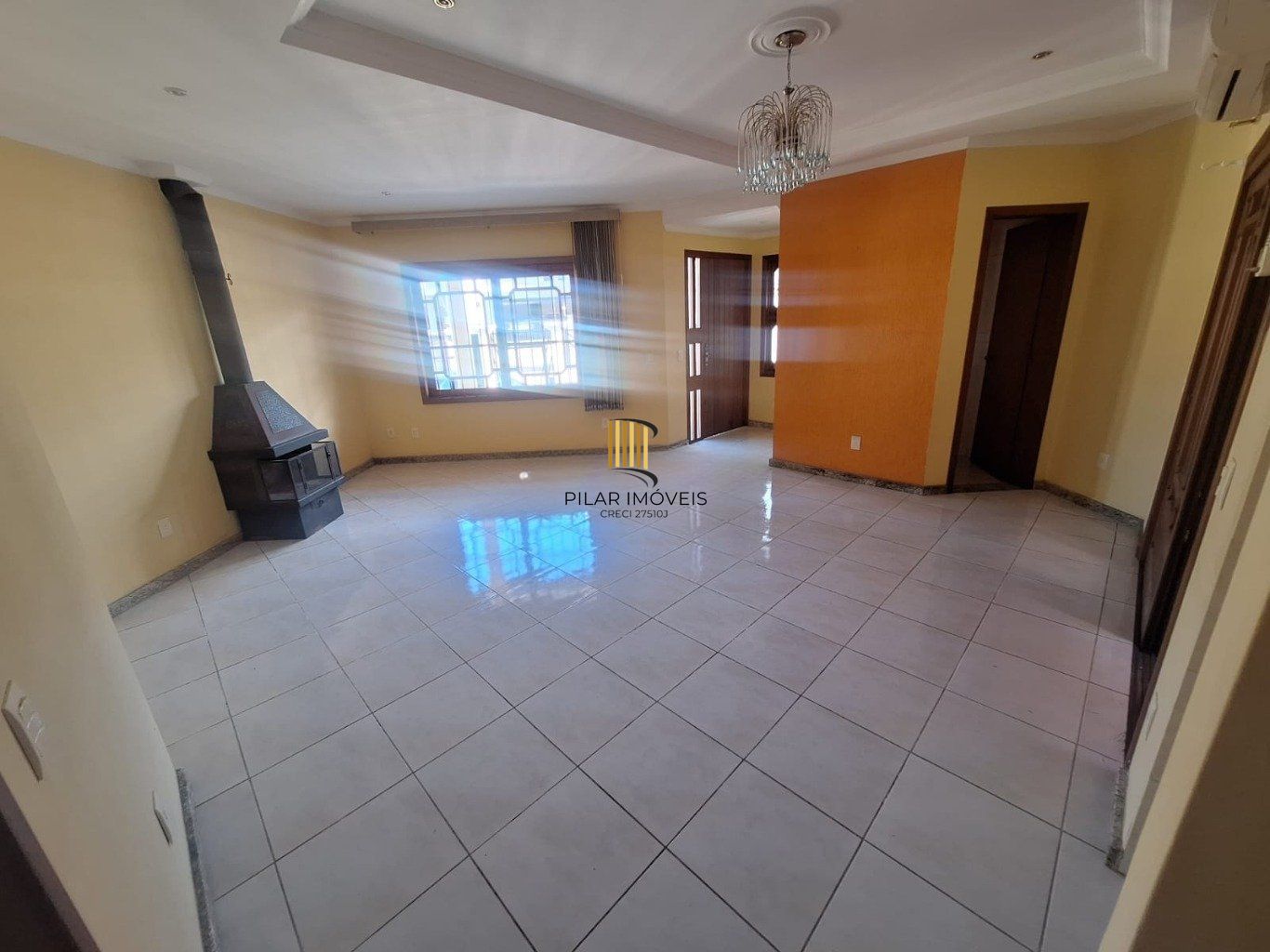 Casa 5 dormitórios, 1 suíte,  piscina e 2 vaga de garagem em Canoas.