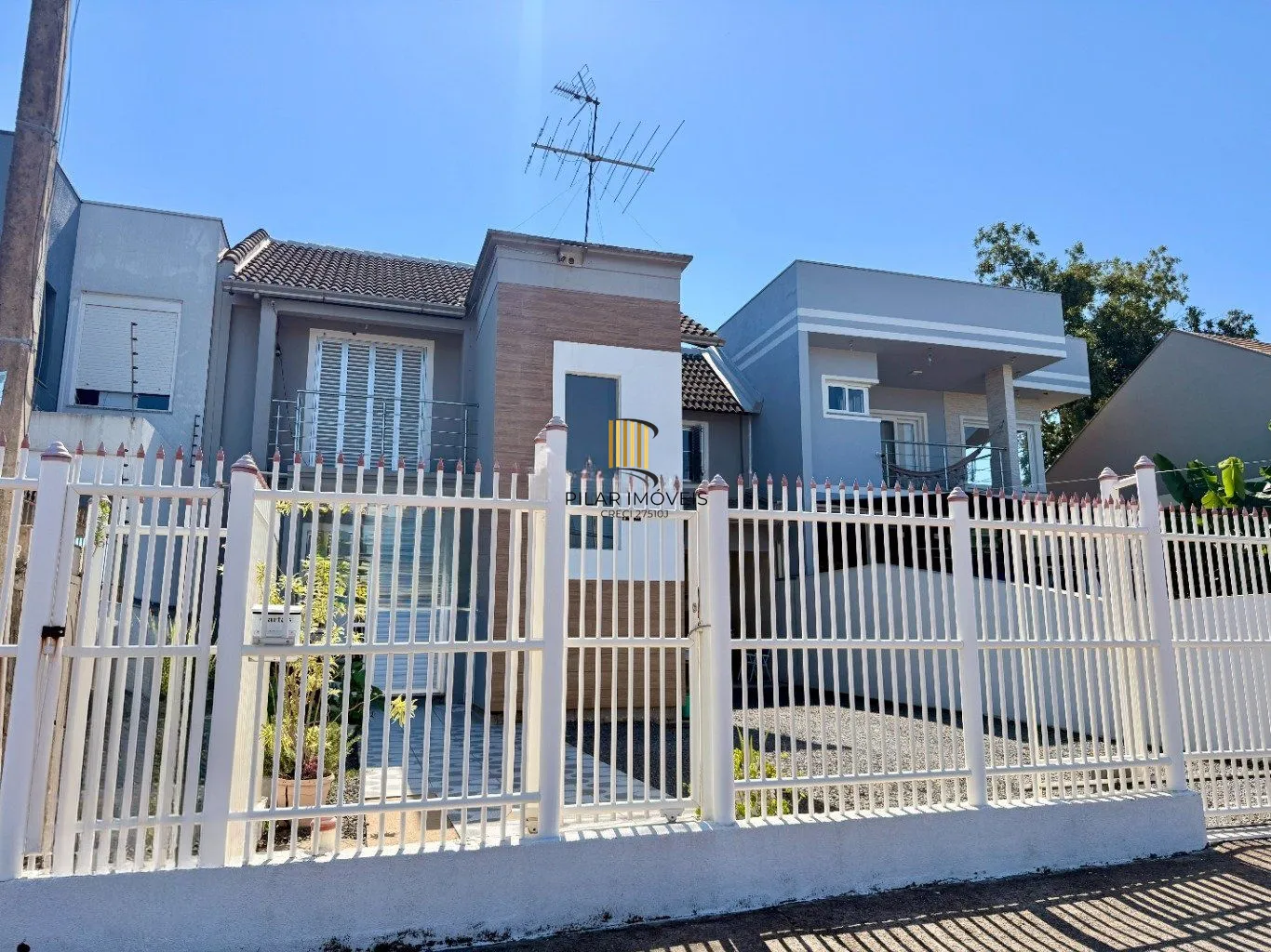 Casa de 4 dormitórios e 3 vagas de garagem em Canoas.