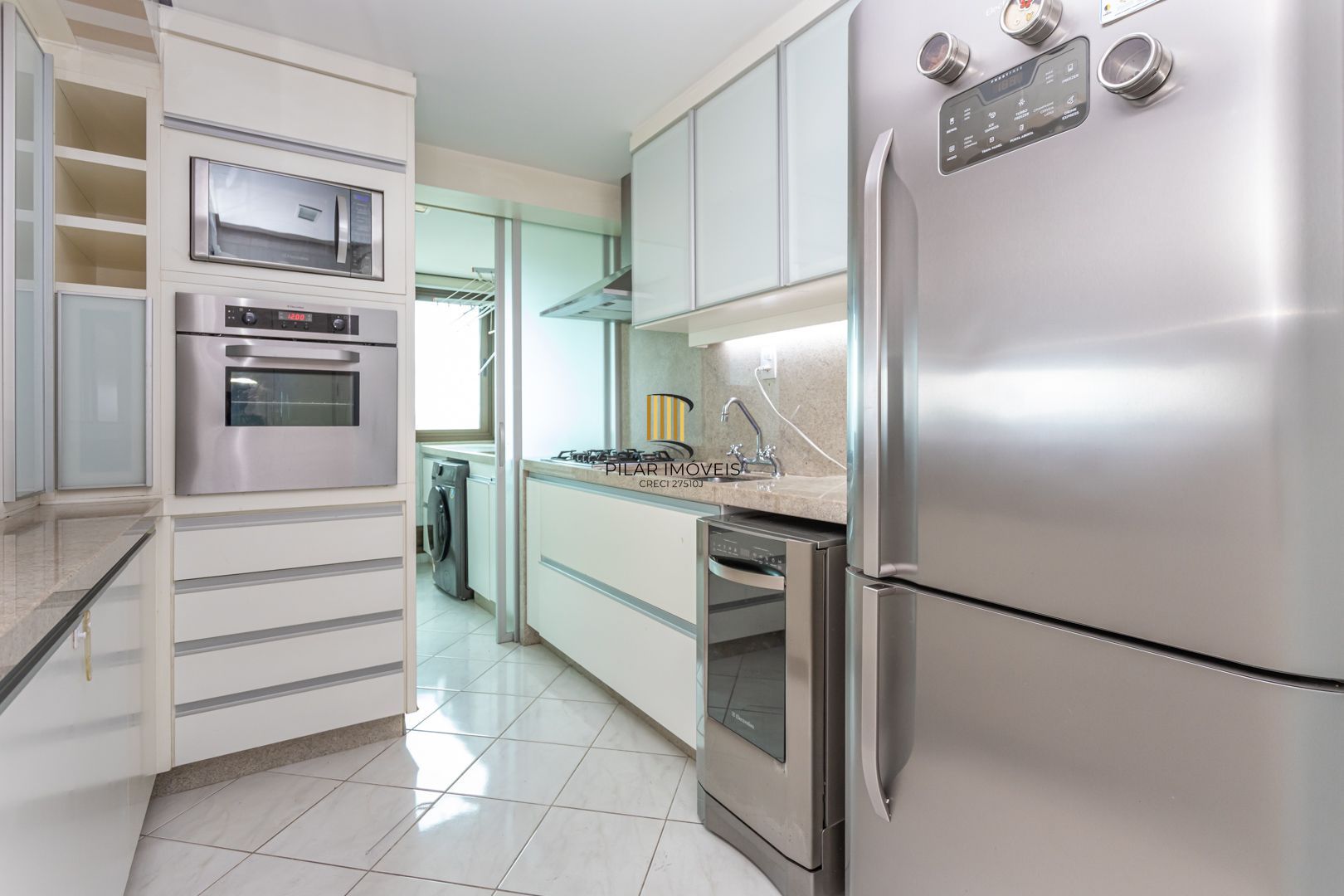 Apartamento de 97m², 2 dormitórios,1suíte, 3 vagas de garagem na rua Guararapes