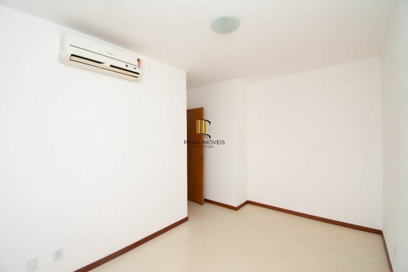 Apartamento 2 Dormitórios com Sacada, Garagem e Vista – Bairro Partenon