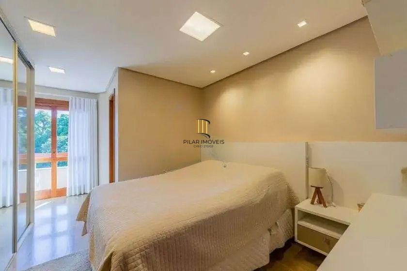 Casa em condominio, 3 domitórios, 1 suíte, lareira, churrasqueira e 2 vagas.