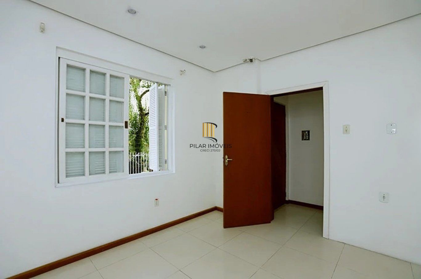 Casa com pátio, piscina e churrasqueira, no Bairro Nonoai