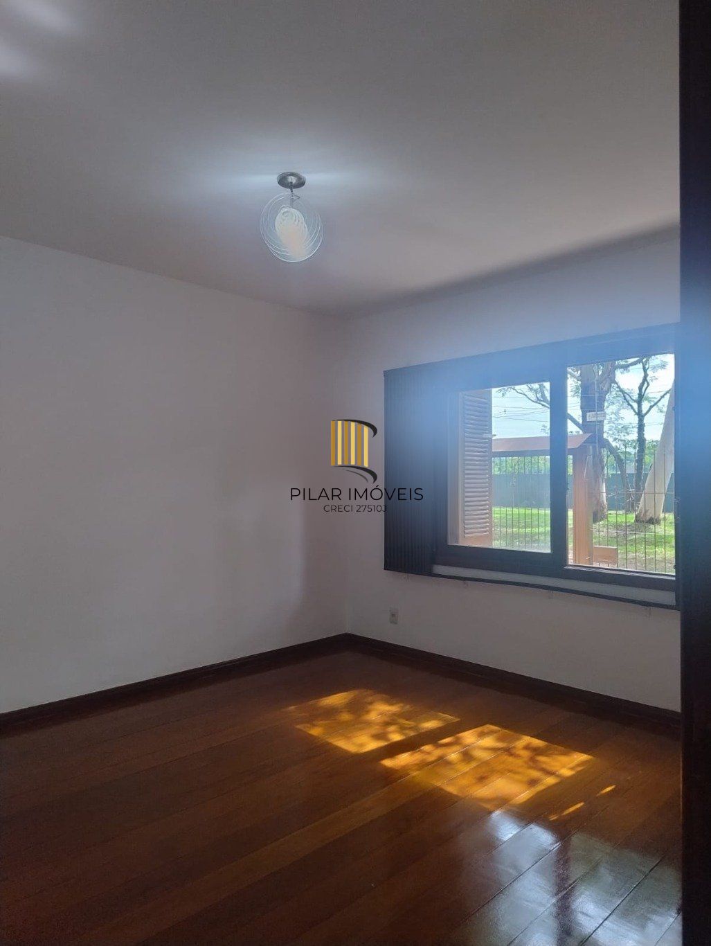 Casa 3 quartos, 4 vagas e churrasqueira no bairro Jardim São Pedro.