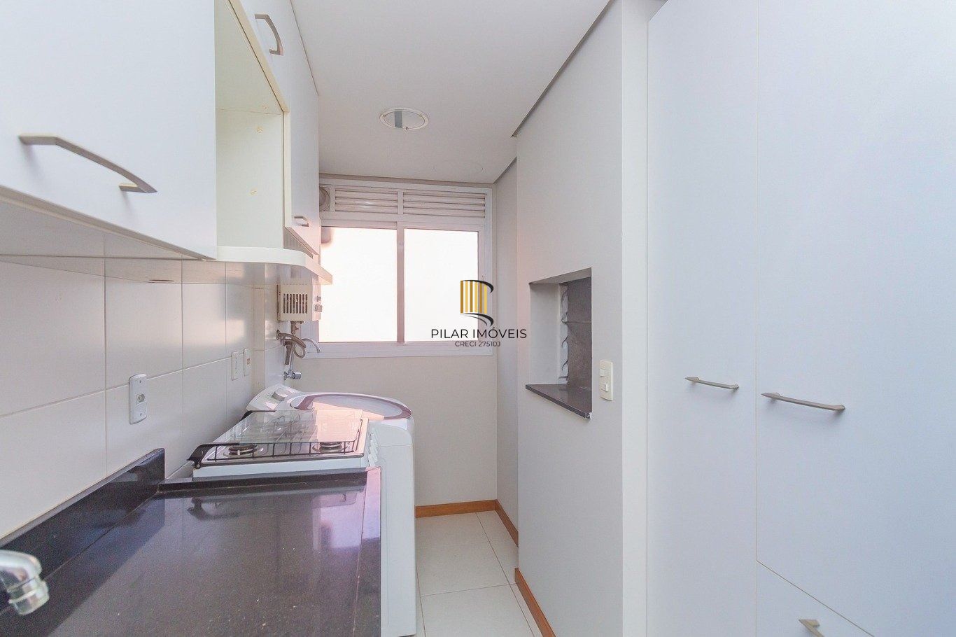 Apartamento com 1 dormitório e 1 vaga de garagem no Bairro petrópolis