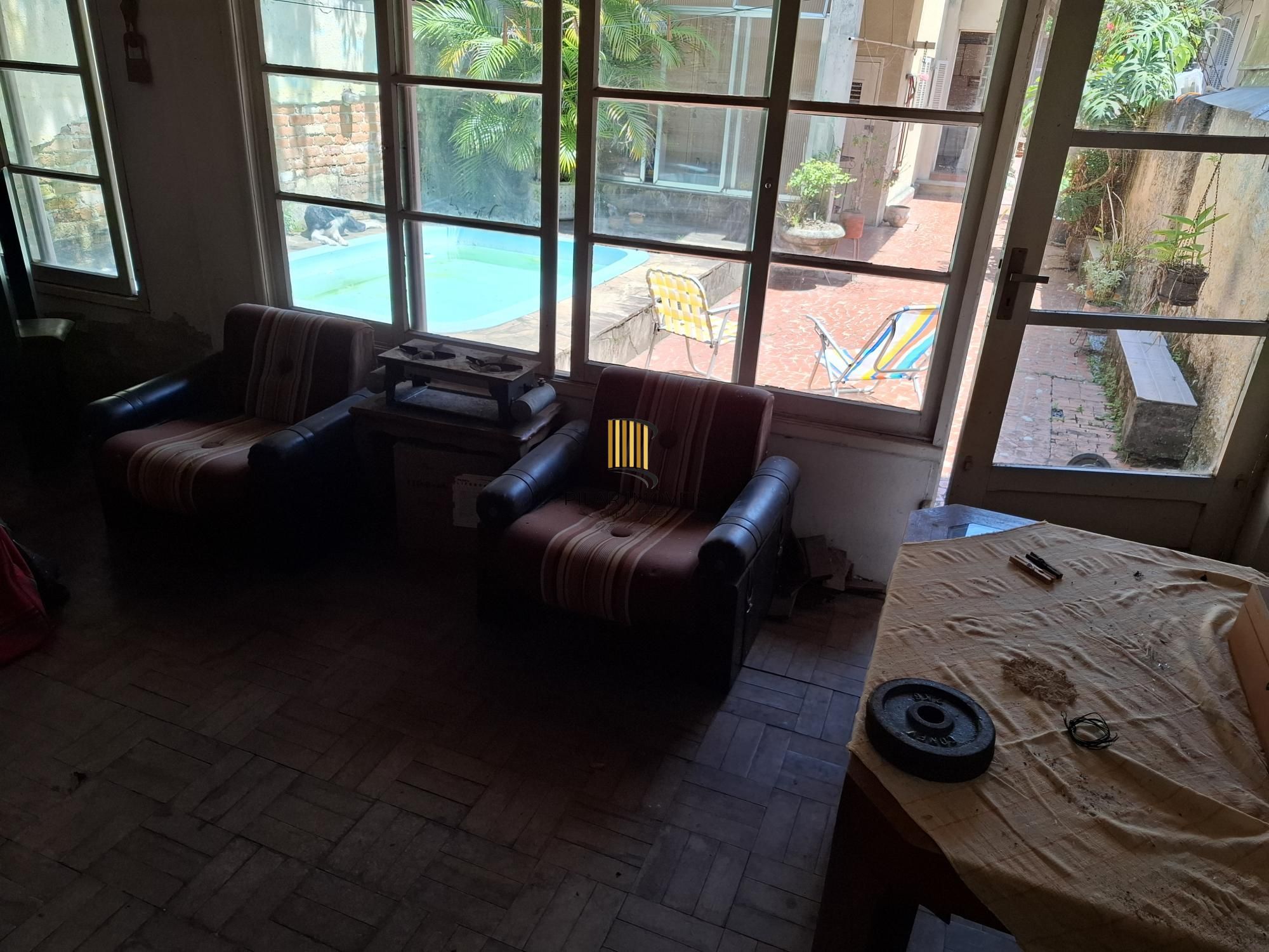 Casa no Bairro Petrópolis, à 800 metros da Encol, com pátio e piscina.